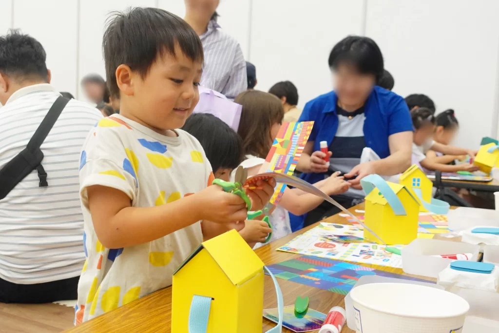 『Myおうちバッグ』を作るハサミを持った男の子