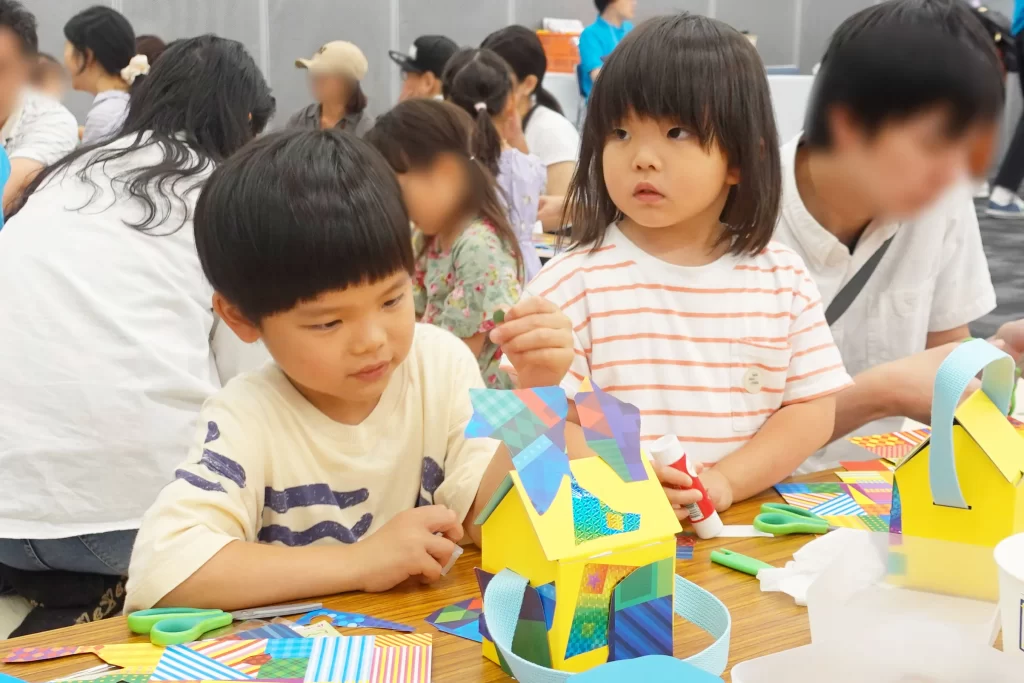 『Myおうちバッグ』を作る男の子と女の子