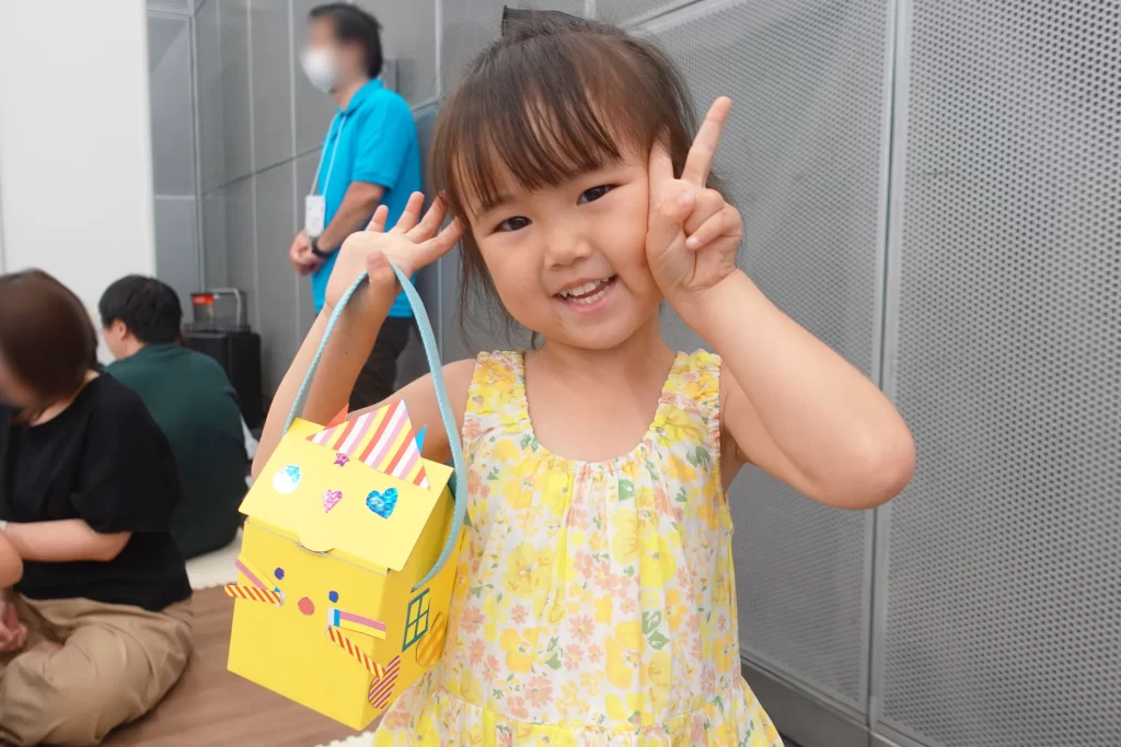 完成した『Myおうちバッグ』を手にピースする女の子2