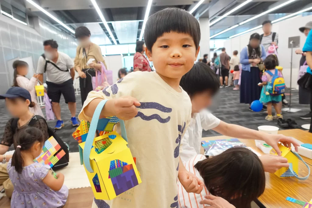 完成した『Myおうちバッグ』を腕に掛けた男の子