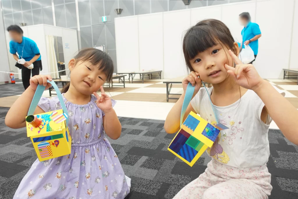 完成した『Myおうちバッグ』を手にピースする女の子たち2