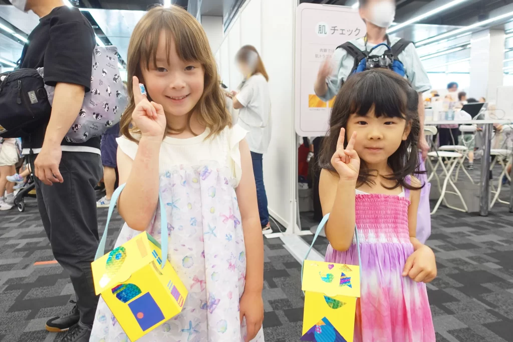 完成した『Myおうちバッグ』を手にピースする女の子たち