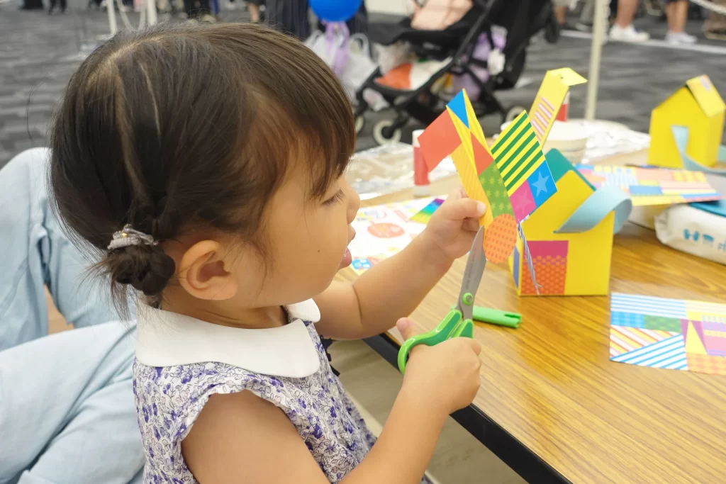 『Myおうちバッグ』を作る女の子