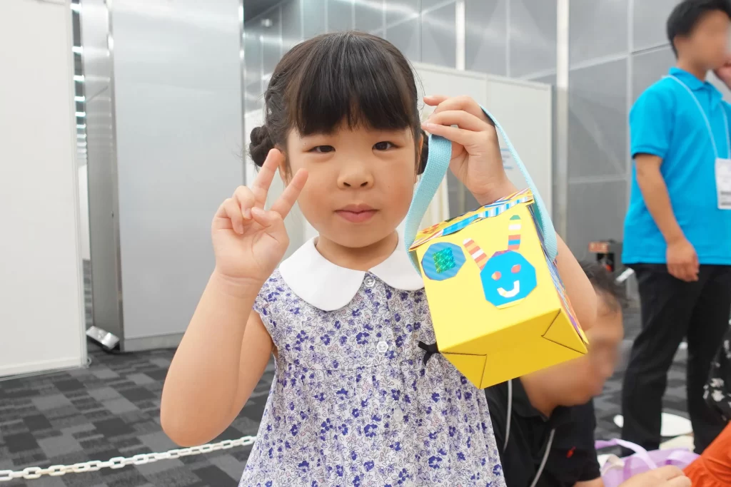 完成した『Myおうちバッグ』を手にピースする女の子