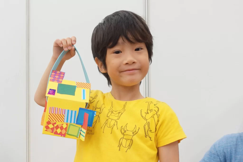 完成した『Myおうちバッグ』を持った男の子2