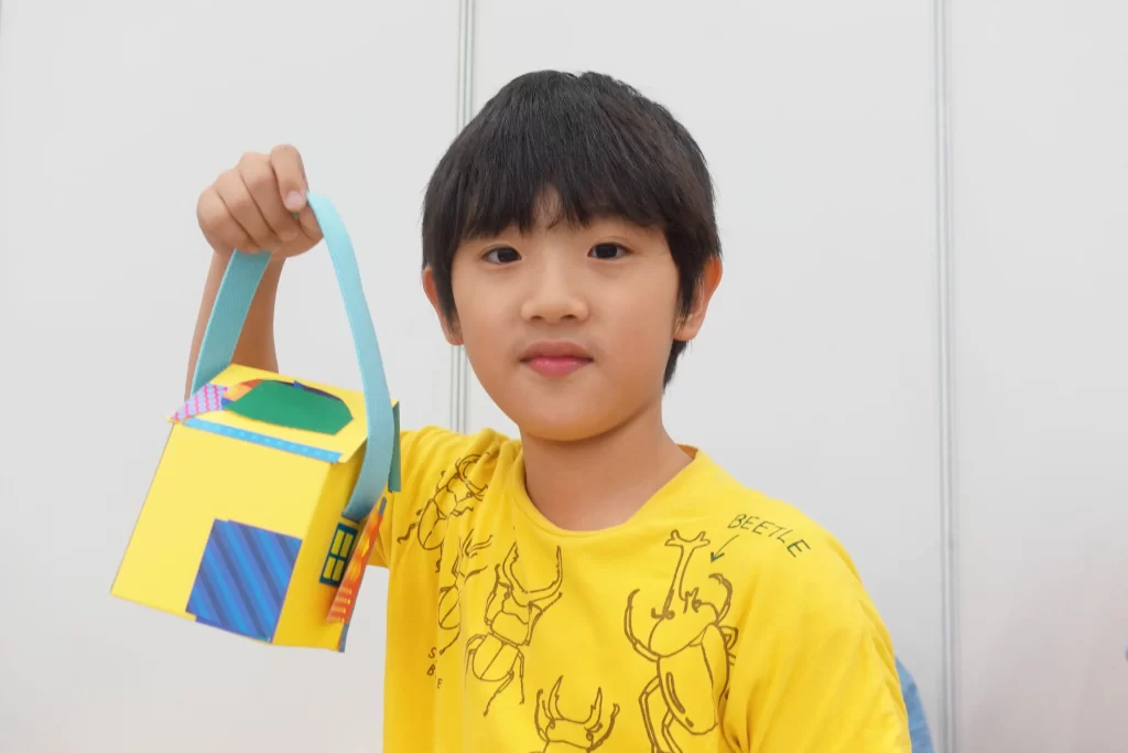 完成した『Myおうちバッグ』を持った男の子1