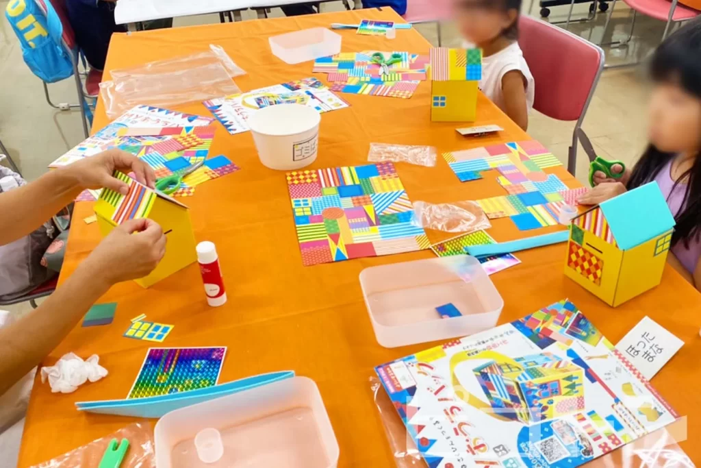 公民館で『Myおうちバッグ』を作る子供たち