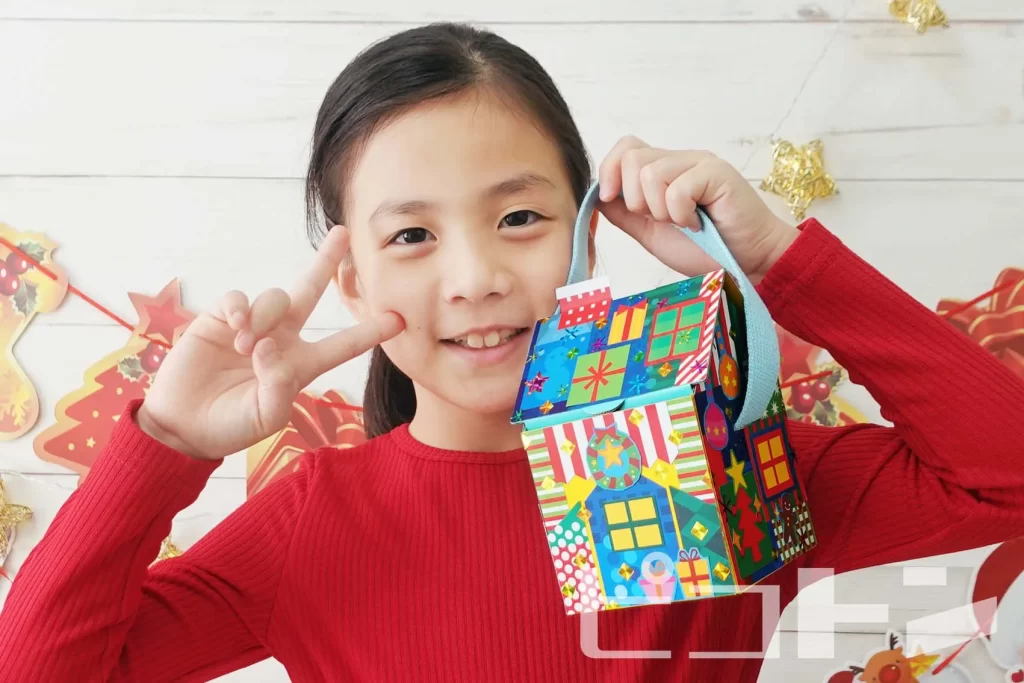 『Myおうちバッグクリスマスver.』の完成品を持つ女の子②