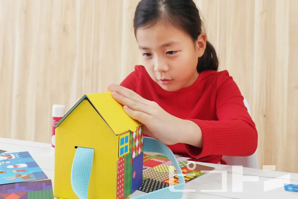 『Myおうちバッグクリスマスver.』の工作をする女の子(バッグを組み立て)