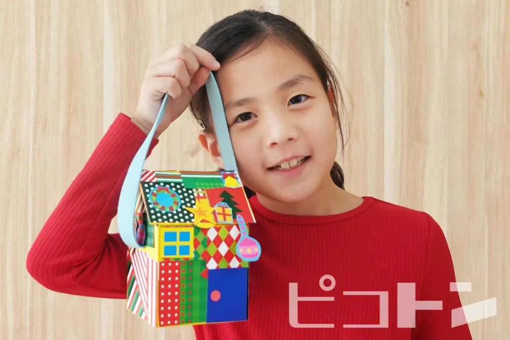 『Myおうちバッグクリスマスver.』の完成品を持つ女の子