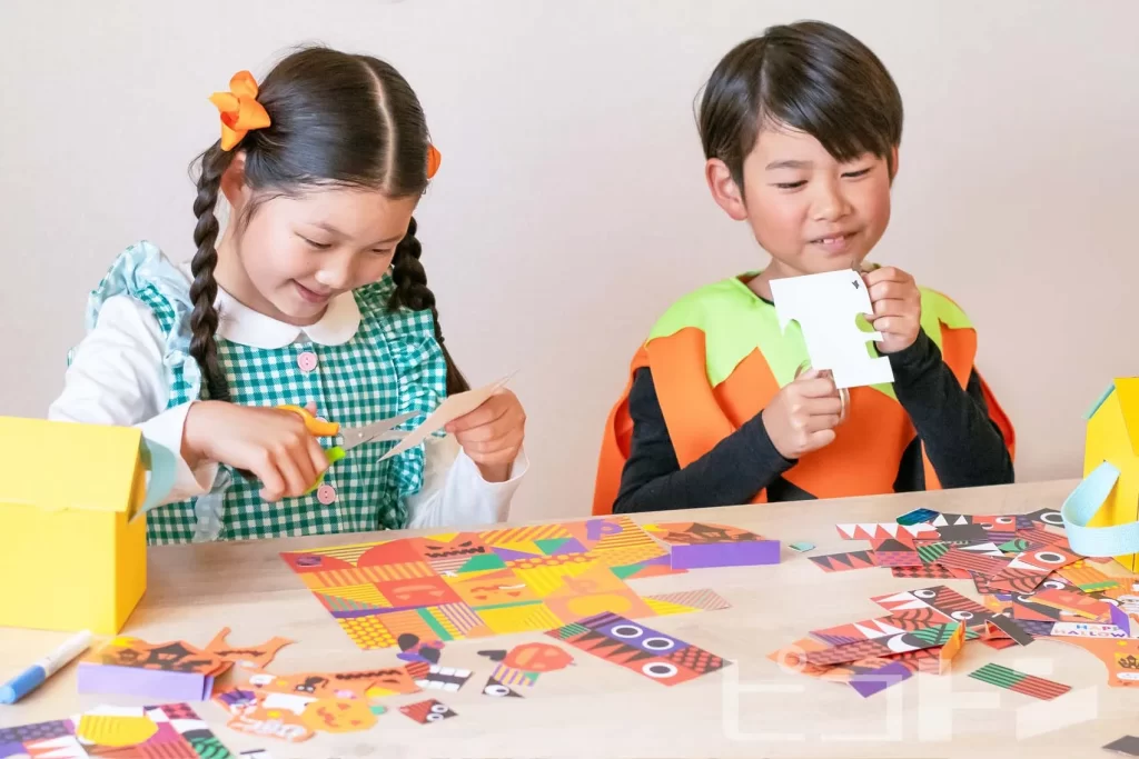 『Myおうちバッグハロウィンver.』を工作する男の子と女の子