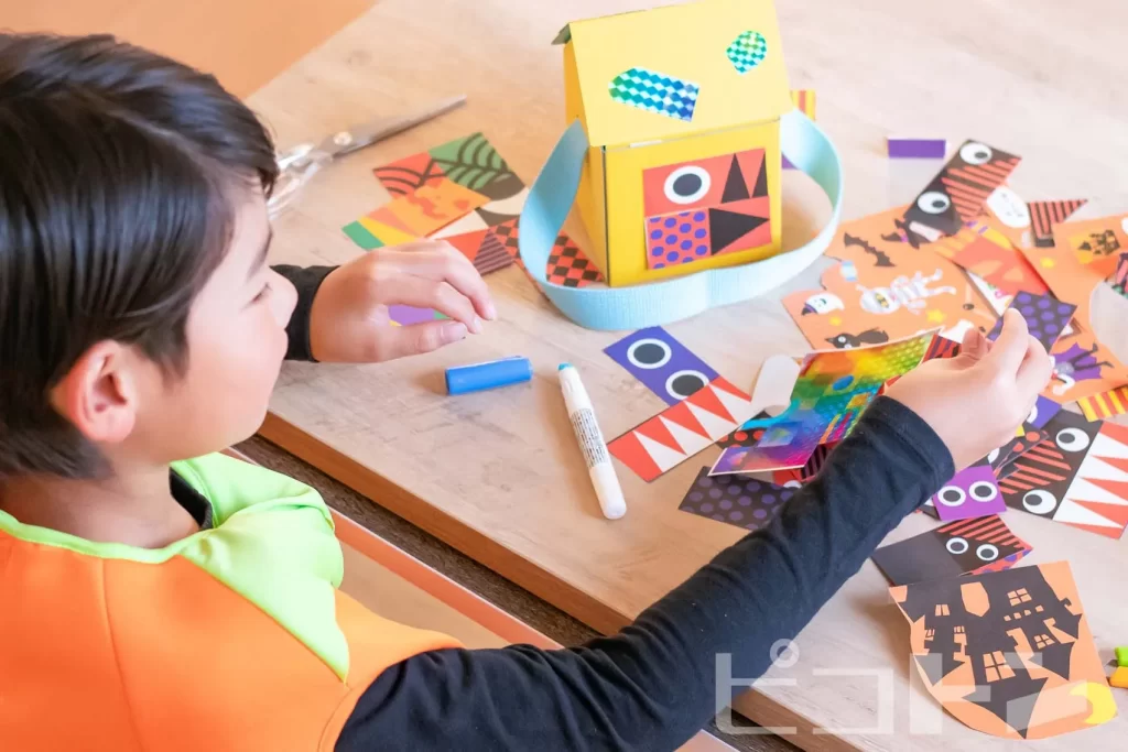 『Myおうちバッグハロウィンver.』を工作する男の子