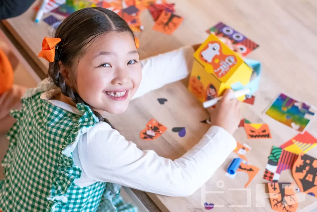 『Myおうちバッグ ハロウィンver.』を作っている女の子