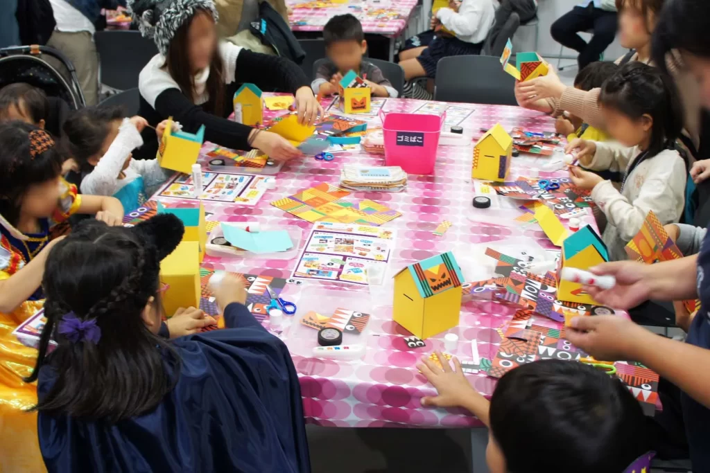 『Myおうちバッグ ハロウィンver.』を工作するファミリー