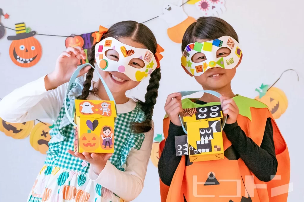 『ハロウィンマスク』を身に着けて『Myおうちバッグ ハロウィンver.』を持った子供たち