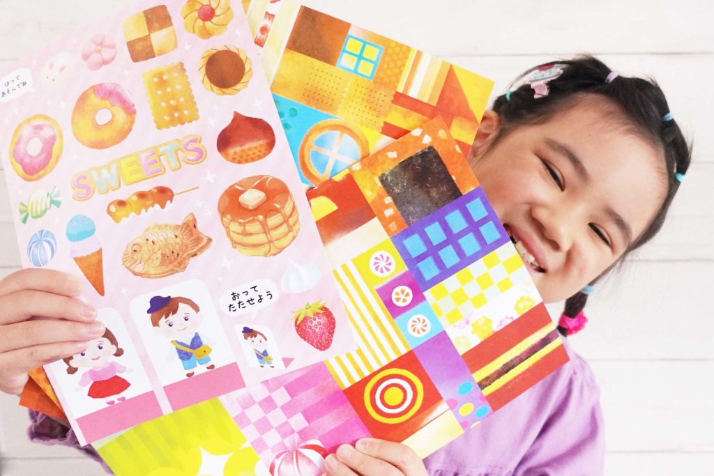 【バレンタイン工作】Myおうちバッグ～お菓子の家ver.～のデザインペーパーを持って喜ぶ子供