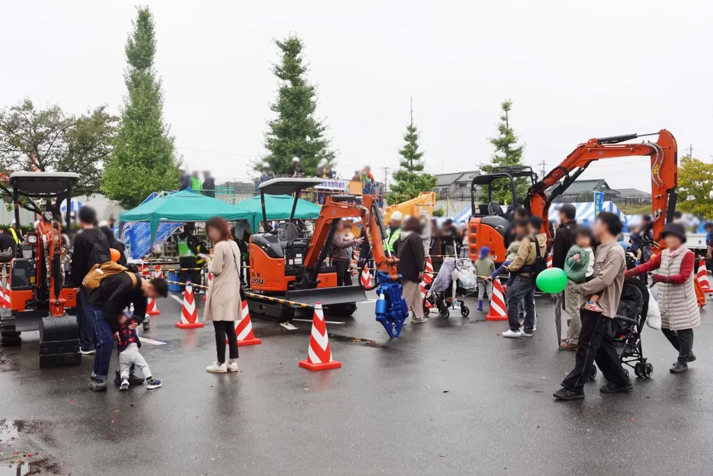 ショベルカーや高所作業車に乗車体験のできる「はたらく車コーナー」
