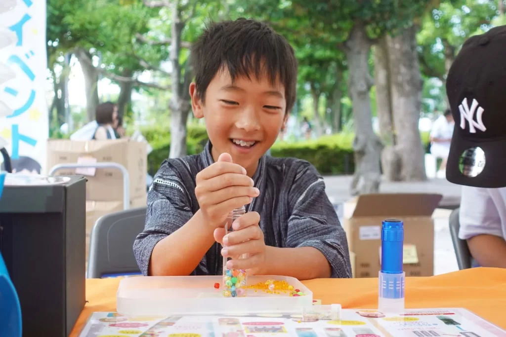 ナカボンver.の『光る!ウォータースティックライト』を作る男の子