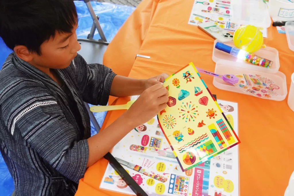 ナカボンver.の『光る!デコうちわ』を作る男の子