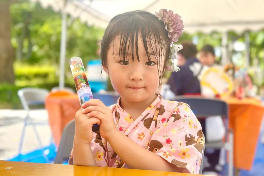 ナカボンver.の『光る!ウォータースティックライト』を持つ女の子