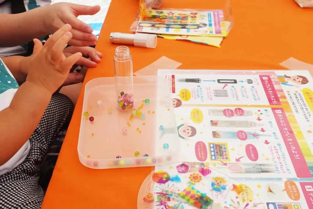 ナカボンver.の『光る！ウォータースティックライト』を作る男の子の手元