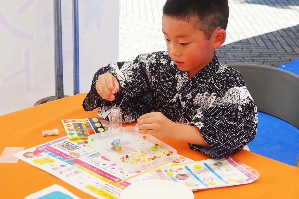 ナカボンver.の『光る!デコうちわ』を作る男の子