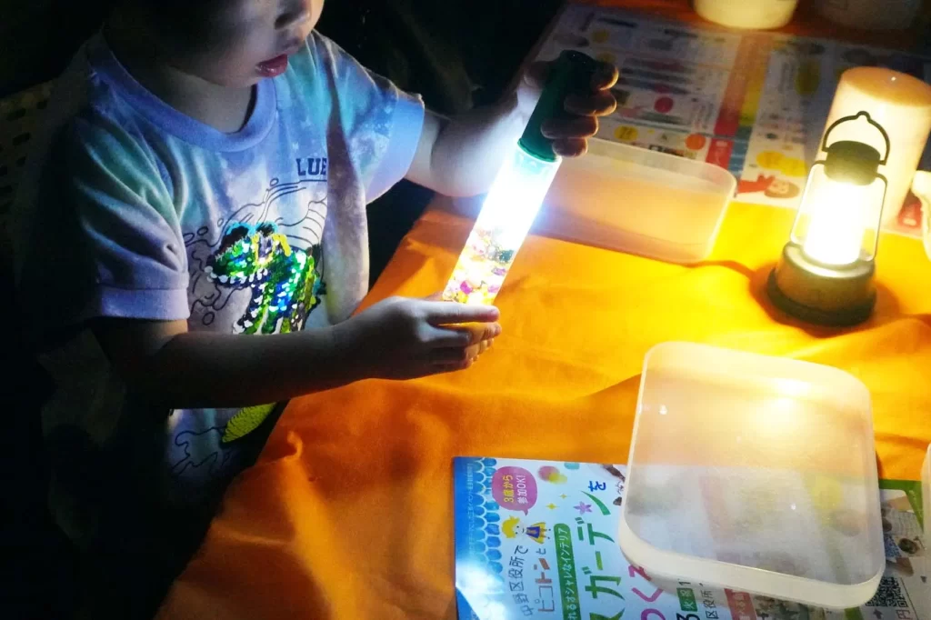 『光る!ウォータースティックライト』を工作する男の子