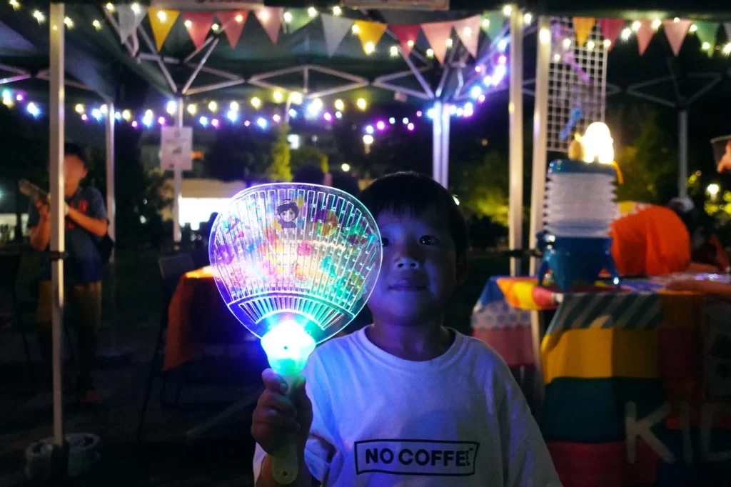 中野チルナイトピクニックにて完成した光る工作を持ってポーズを取る男の子②