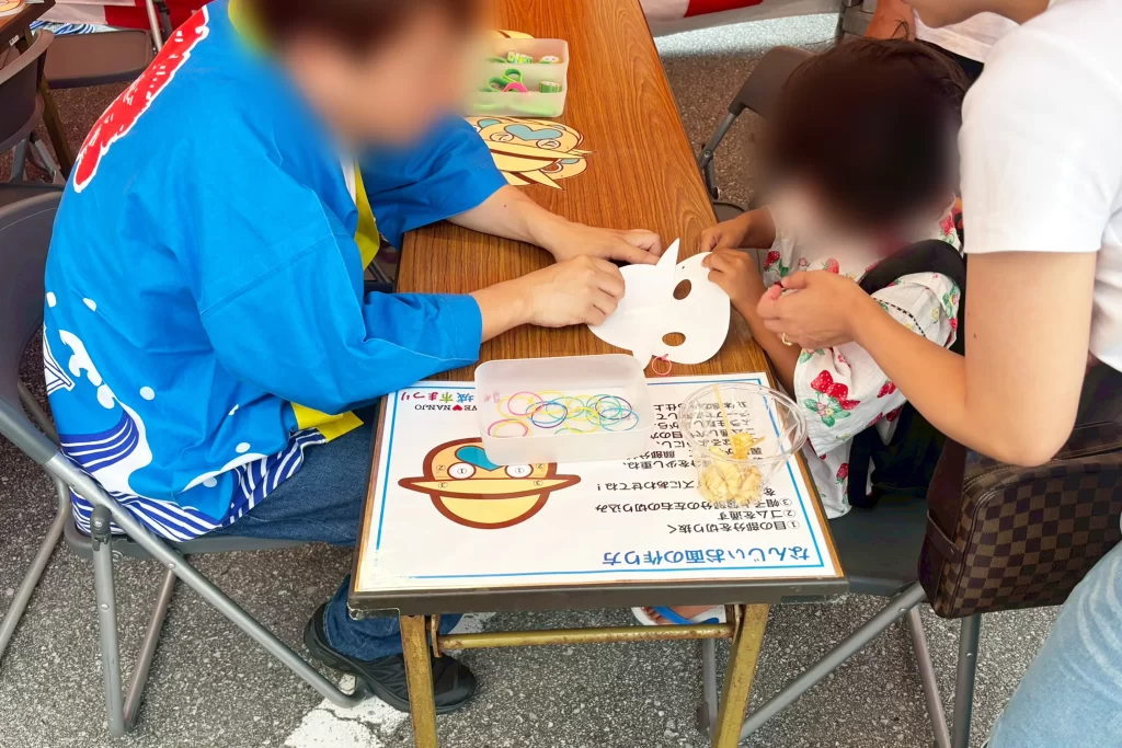沖縄県南城市の「なんじぃ」お面を作る親子