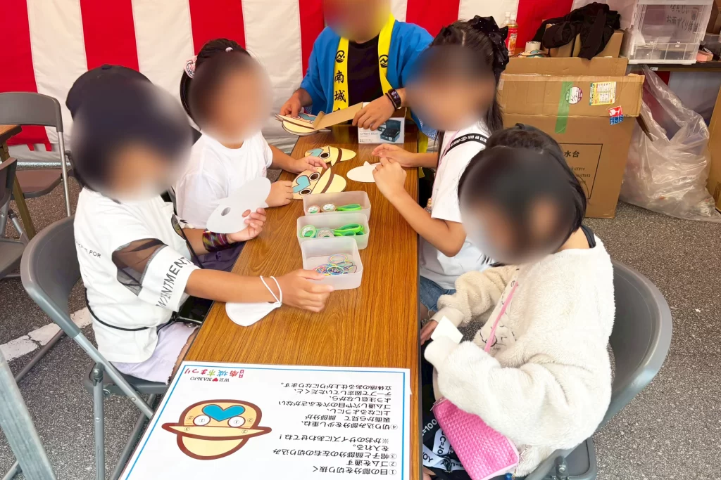 沖縄県南城市の「なんじぃ」お面を作る子供たち