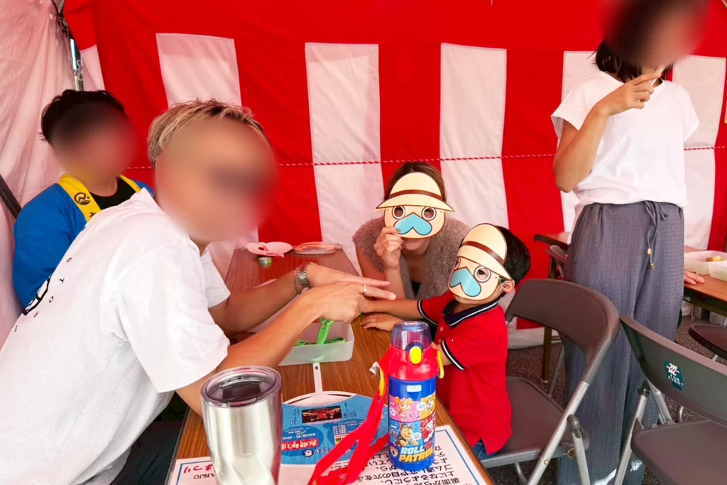 沖縄県南城市の「なんじぃ」お面を作る親子