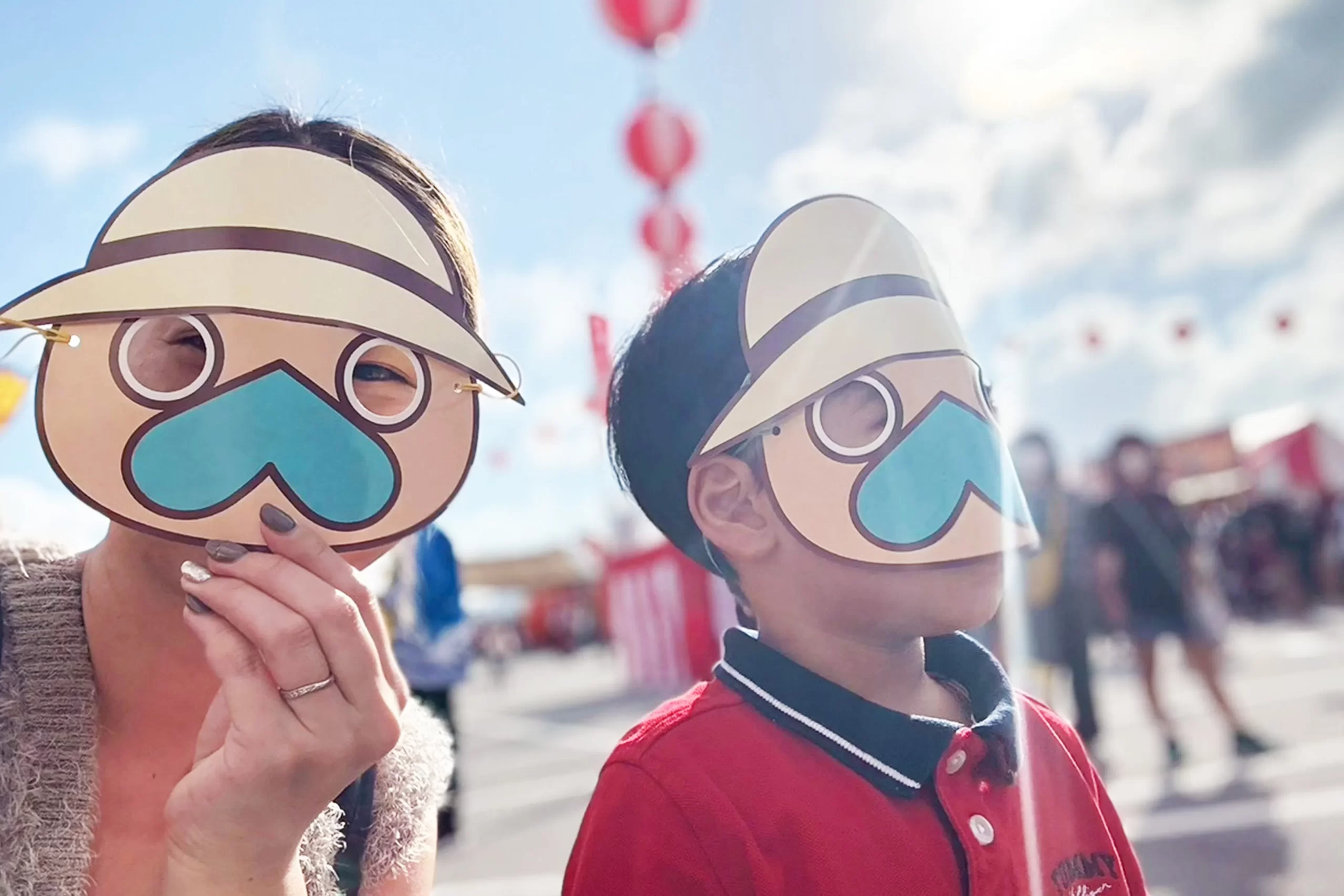 沖縄県南城市の「なんじぃ」お面を身につけた親子