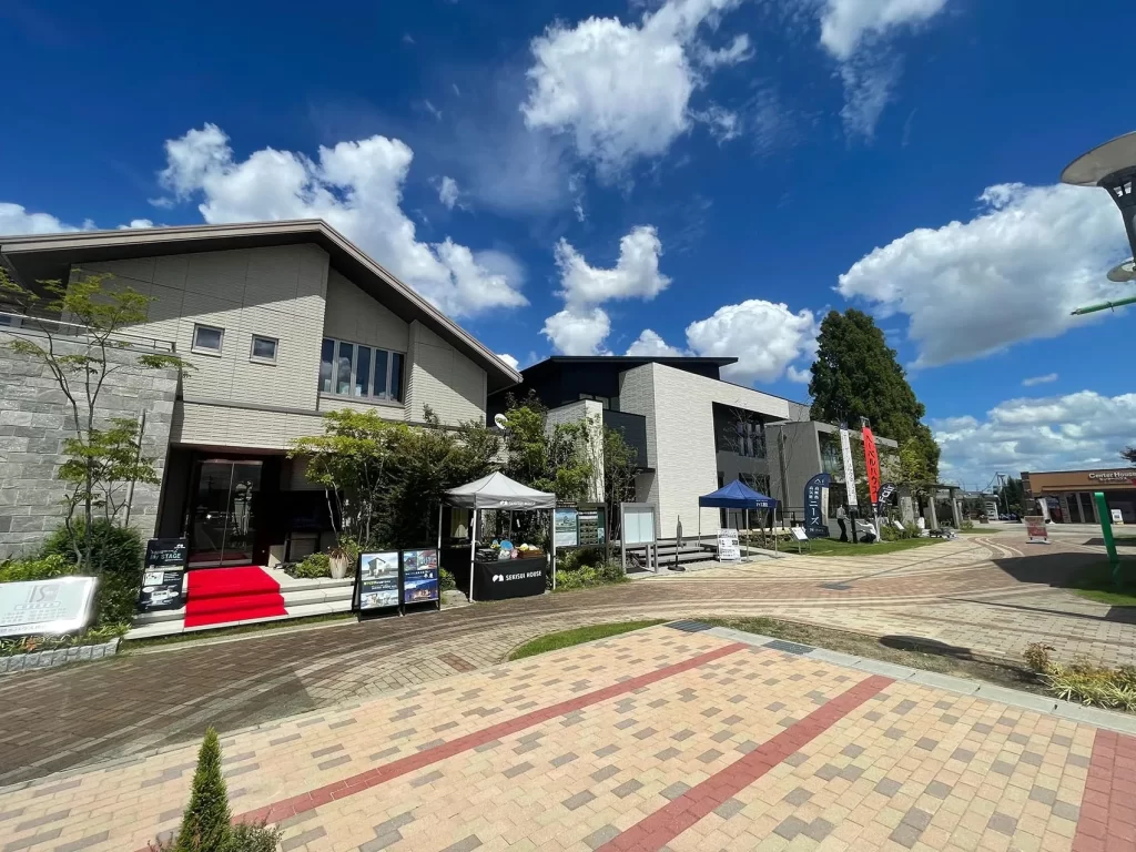 鳴海ハウジングセンターの外観