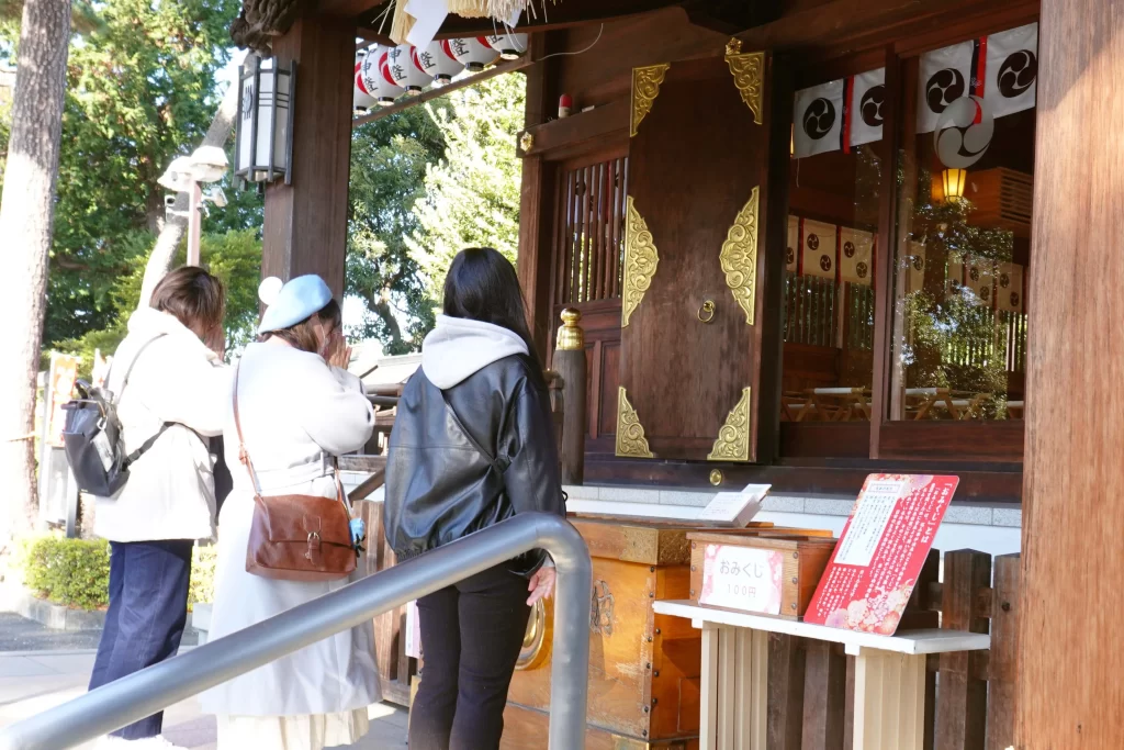 沼袋氷川神社にてお参りをするスタッフ