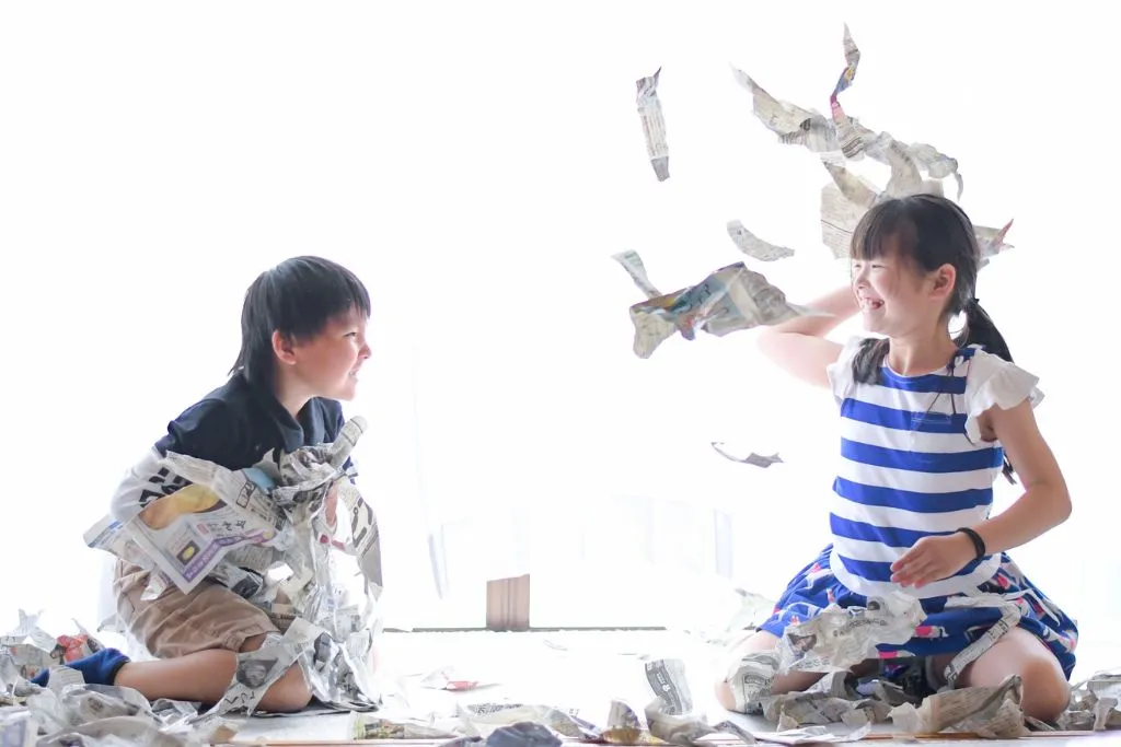 保育園におすすめなゲーム「紙投げ」を楽しんでいる子供たち