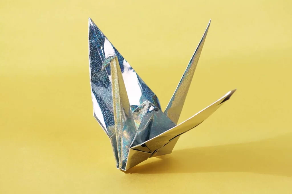 セリアで購入できる「キラキラおりがみ」で作った鶴の折り紙