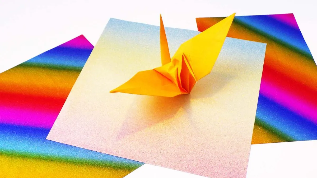 ダイソーで購入した折り紙で作った鶴とグリッター折り紙