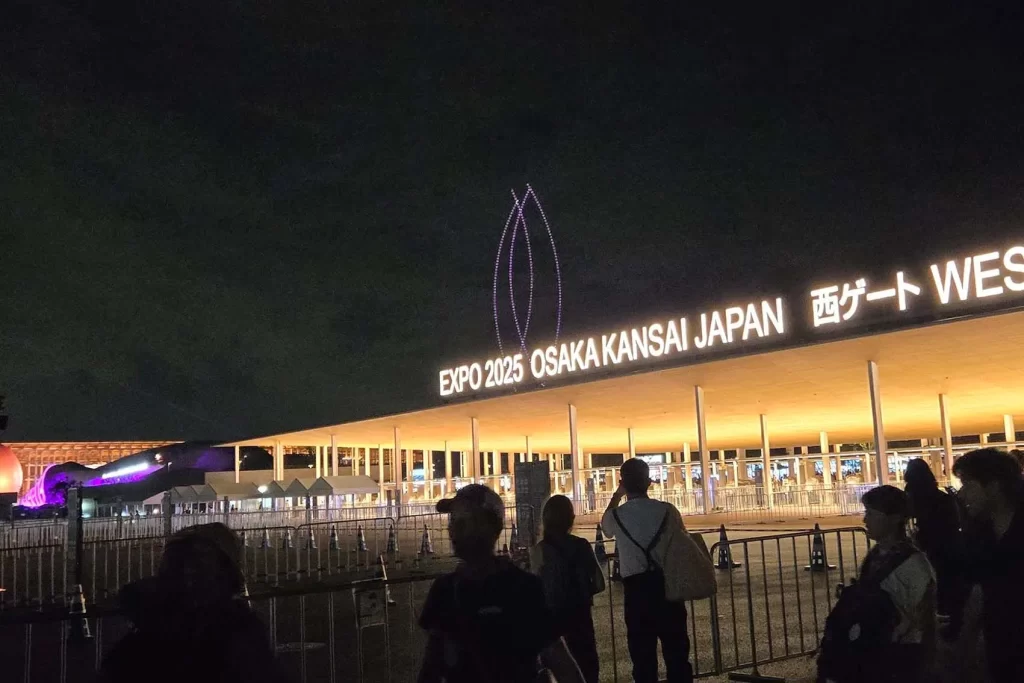 万博の夜のドローンショー②