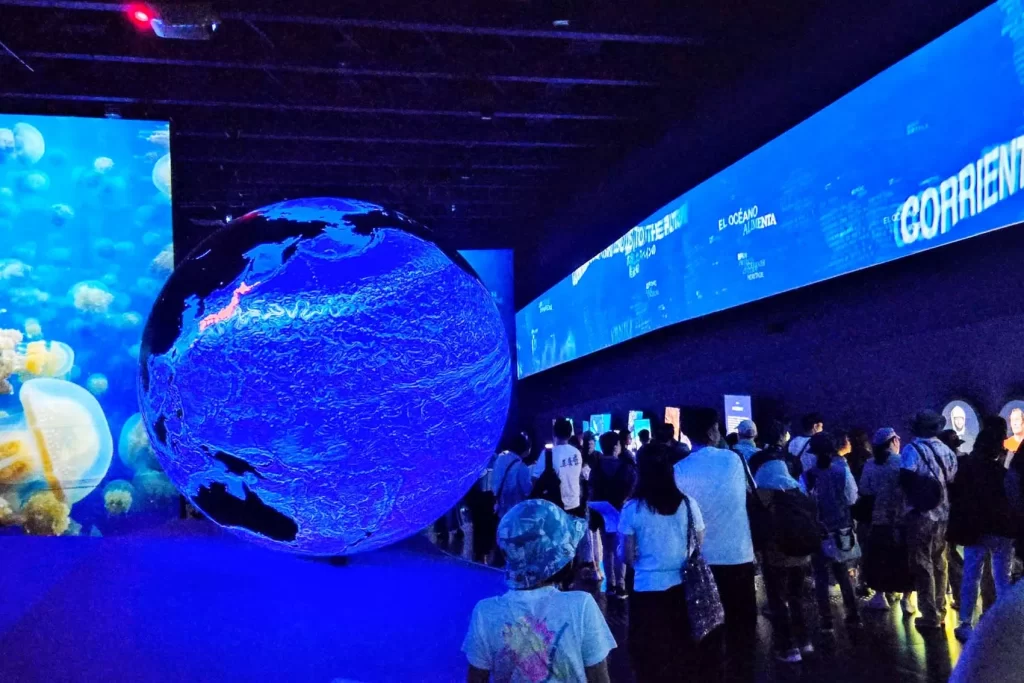 部屋全体が青色に包まれる「スペイン館」