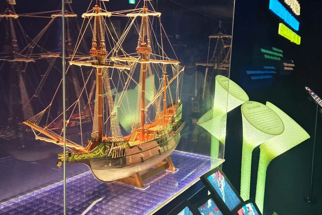 黒潮をテーマにした暗い部屋には船の模型が