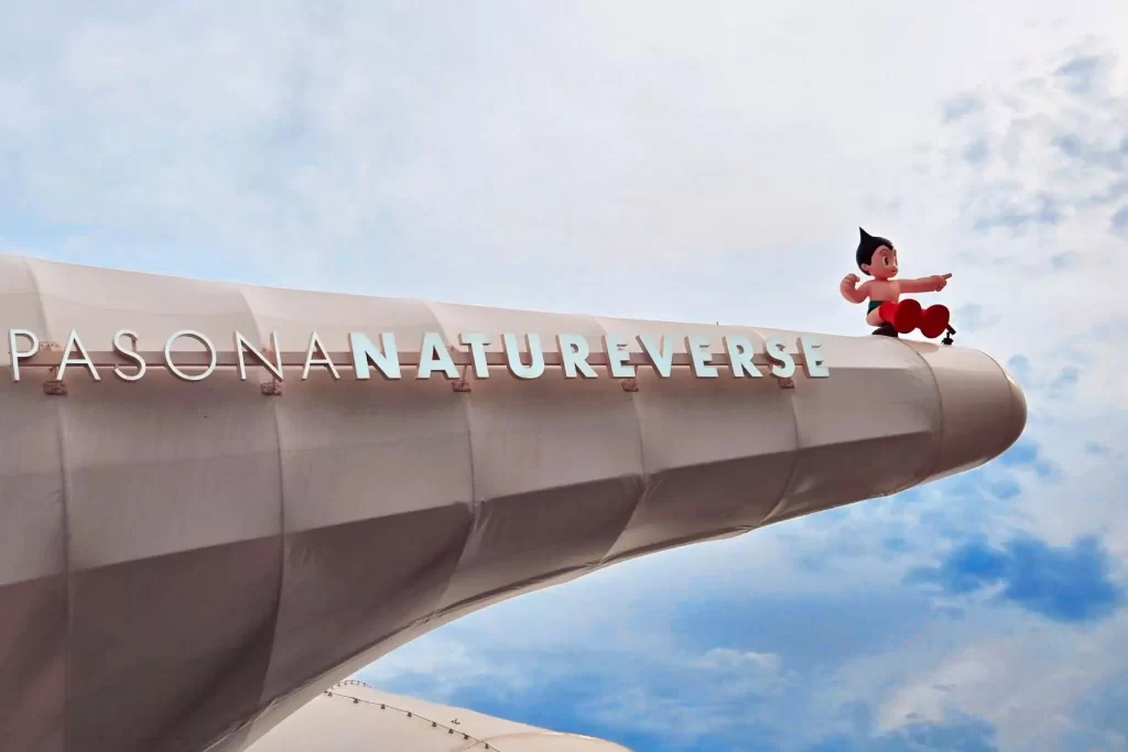 パソナ館の先に座るアトムの人形