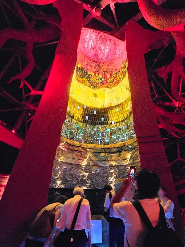 岡本太郎の「生命の樹」からオマージュを受けて制作したフロア