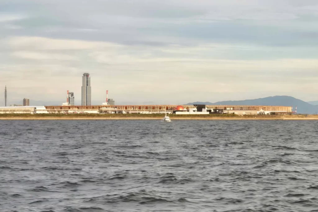 海の向こうに見える大屋根リング