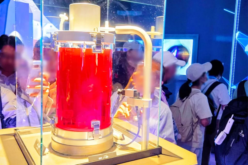 パソナ館の館内には不思議なオブジェがいっぱい