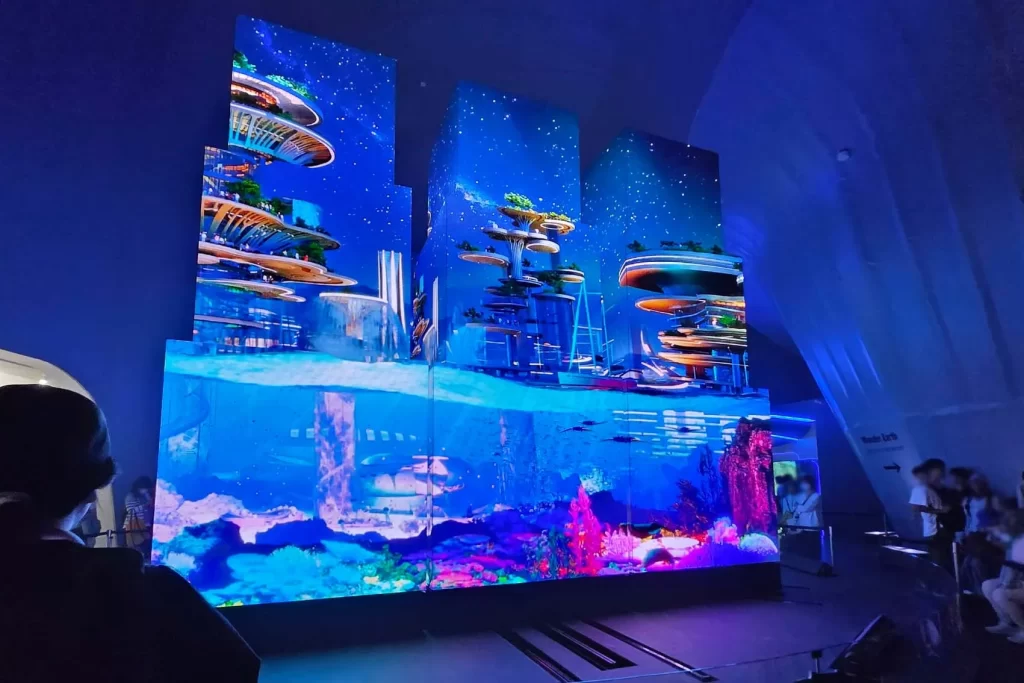 フレームレスのキューブ型モニタ