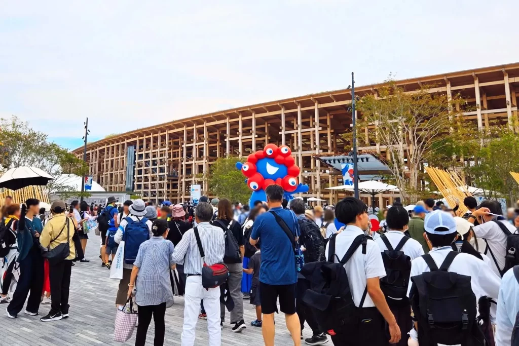 大阪・関西万博の外観とミャクミャク
