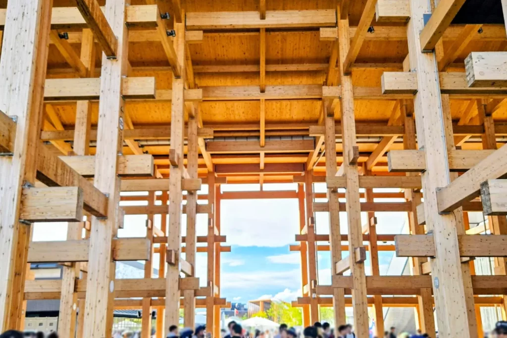 大屋根リングの下で昼食