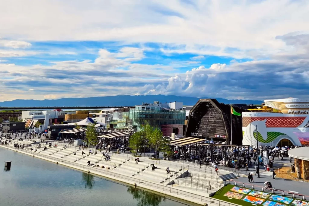 大屋根リングの上から見るパビリオンたち