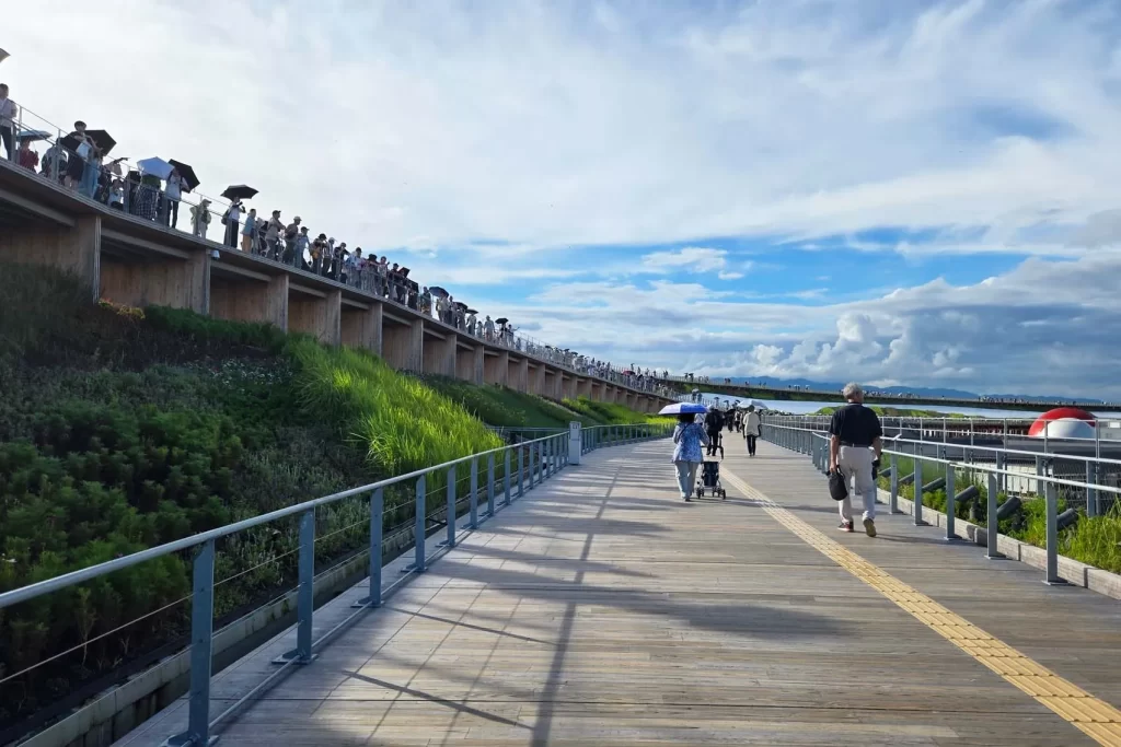 大屋根リングの上を歩きます
