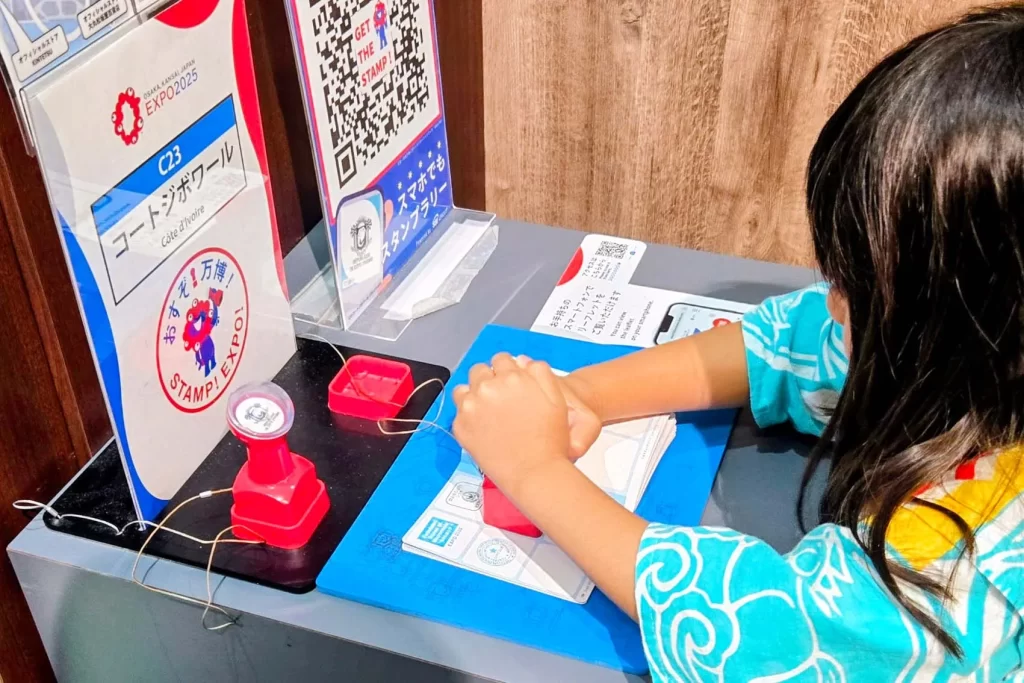 コモンズ館のスタンプラリーを押す女の子